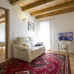 Semesterbostad Casa Ursic Scrittore Grimacco